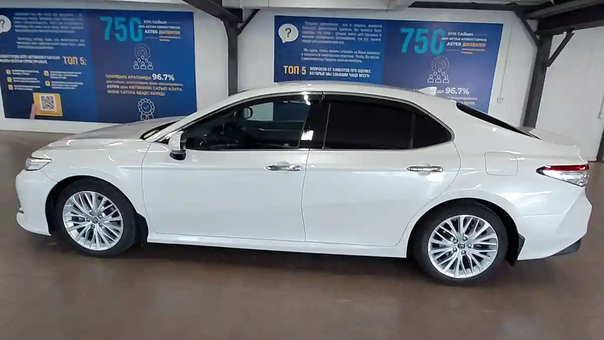 Toyota Camry 2019 года за 13 500 000 тг. в Астана