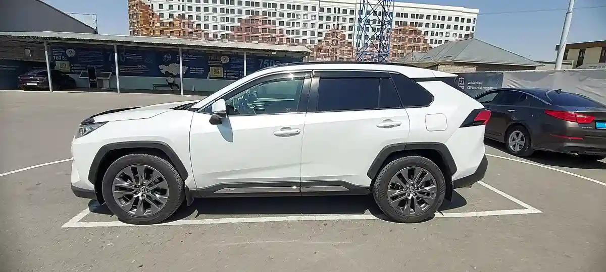 Toyota RAV4 2021 года за 14 500 000 тг. в Шымкент