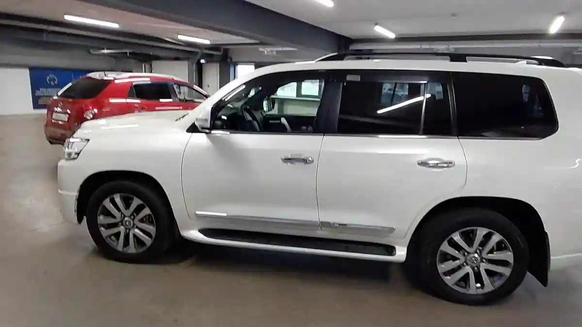 Toyota Land Cruiser 2017 года за 35 000 000 тг. в Астана