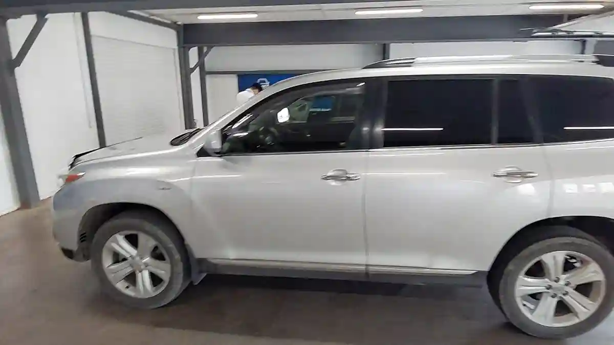 Toyota Highlander 2013 года за 12 600 000 тг. в Астана