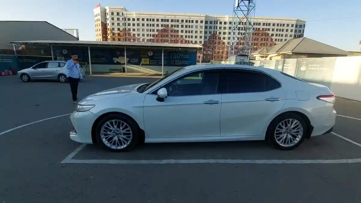 Toyota Camry 2018 года за 14 000 000 тг. в Шымкент
