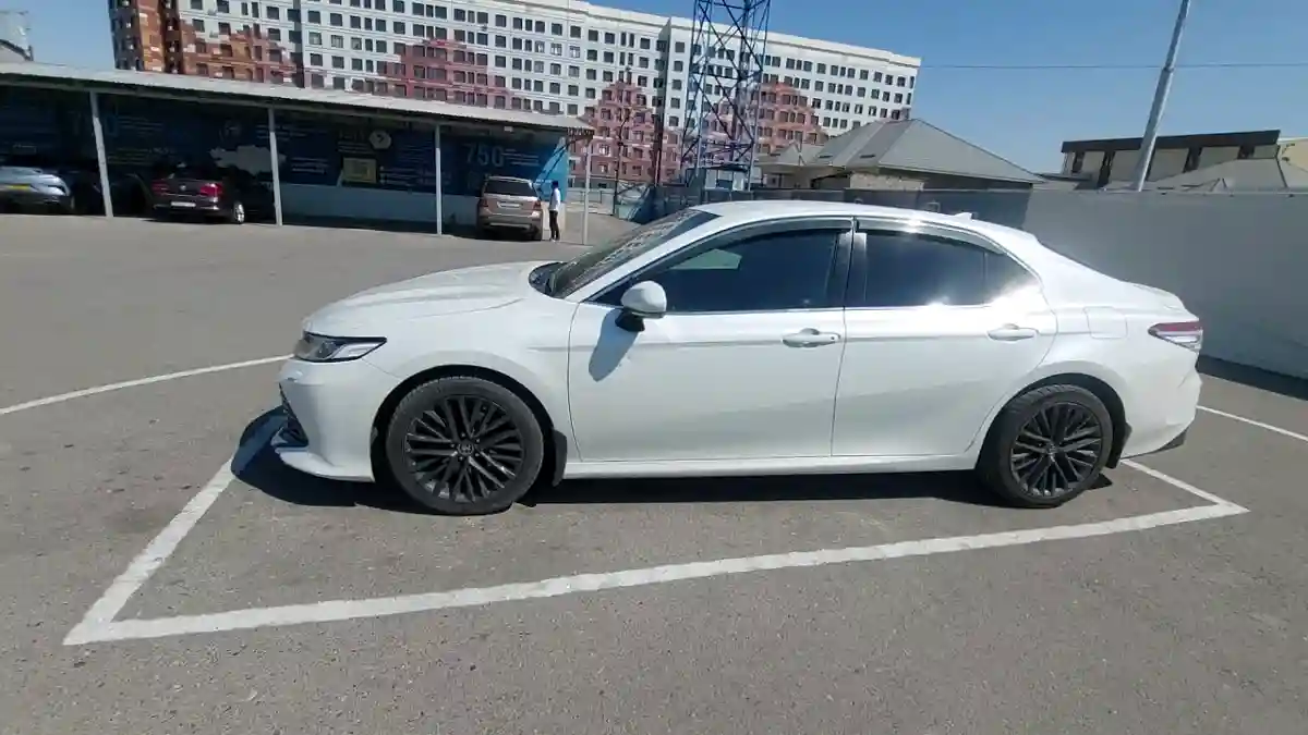 Toyota Camry 2018 года за 9 800 000 тг. в Шымкент