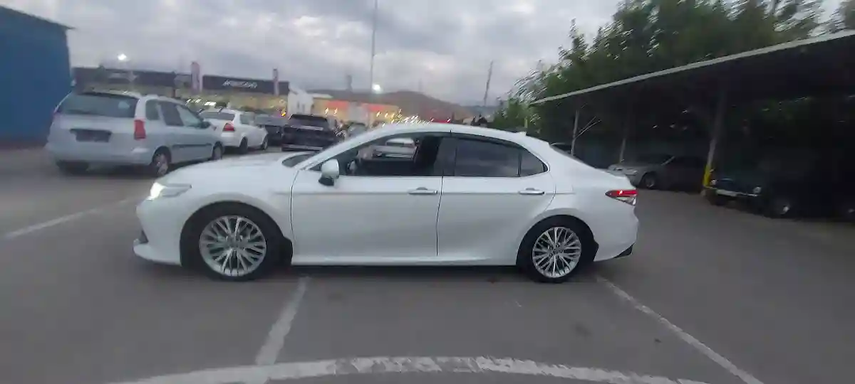 Toyota Camry 2019 года за 14 000 000 тг. в Алматы