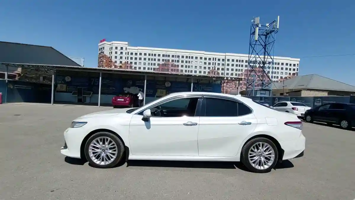 Toyota Camry 2020 года за 13 000 000 тг. в Шымкент