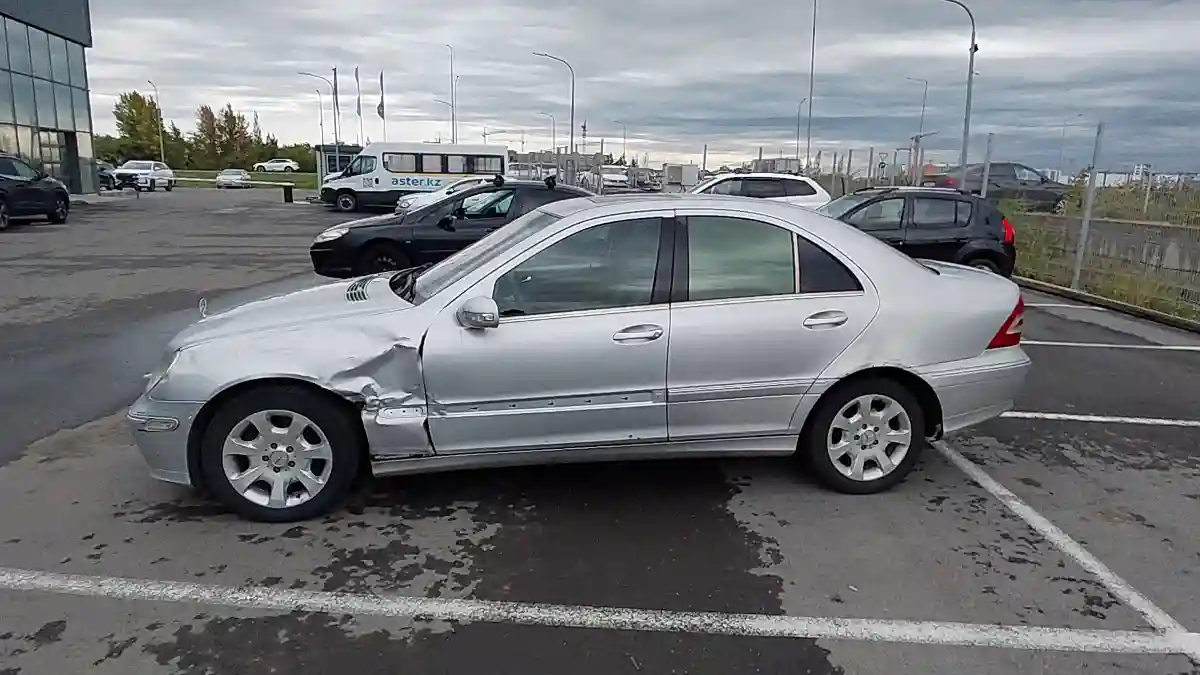 Mercedes-Benz C-Класс 2004 года за 2 000 000 тг. в Астана