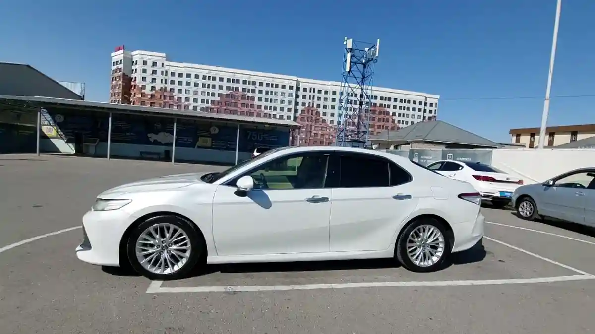 Toyota Camry 2019 года за 14 000 000 тг. в Шымкент