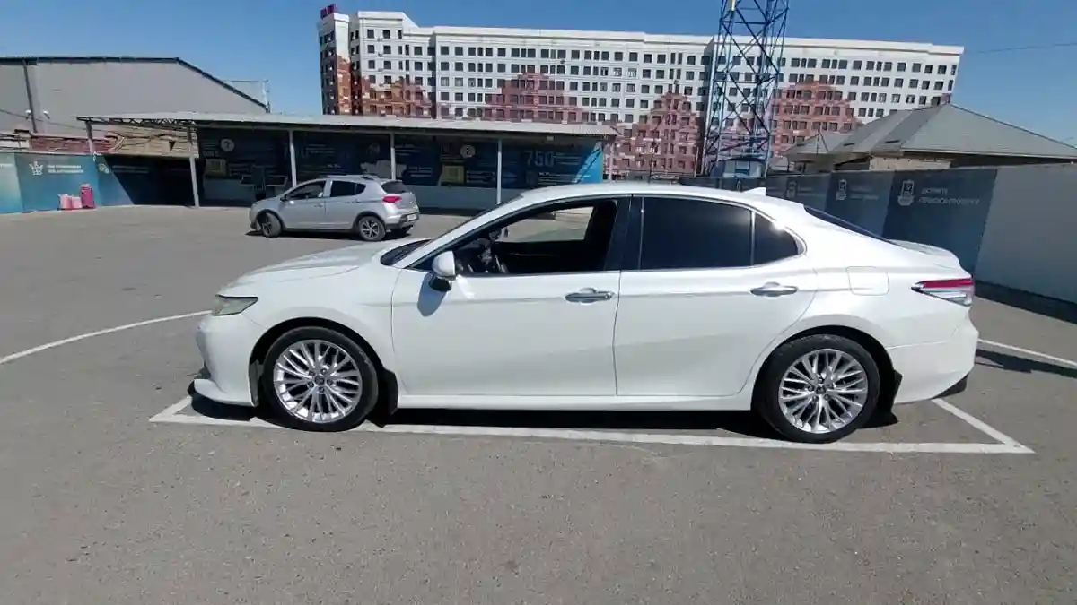 Toyota Camry 2019 года за 13 000 000 тг. в Шымкент