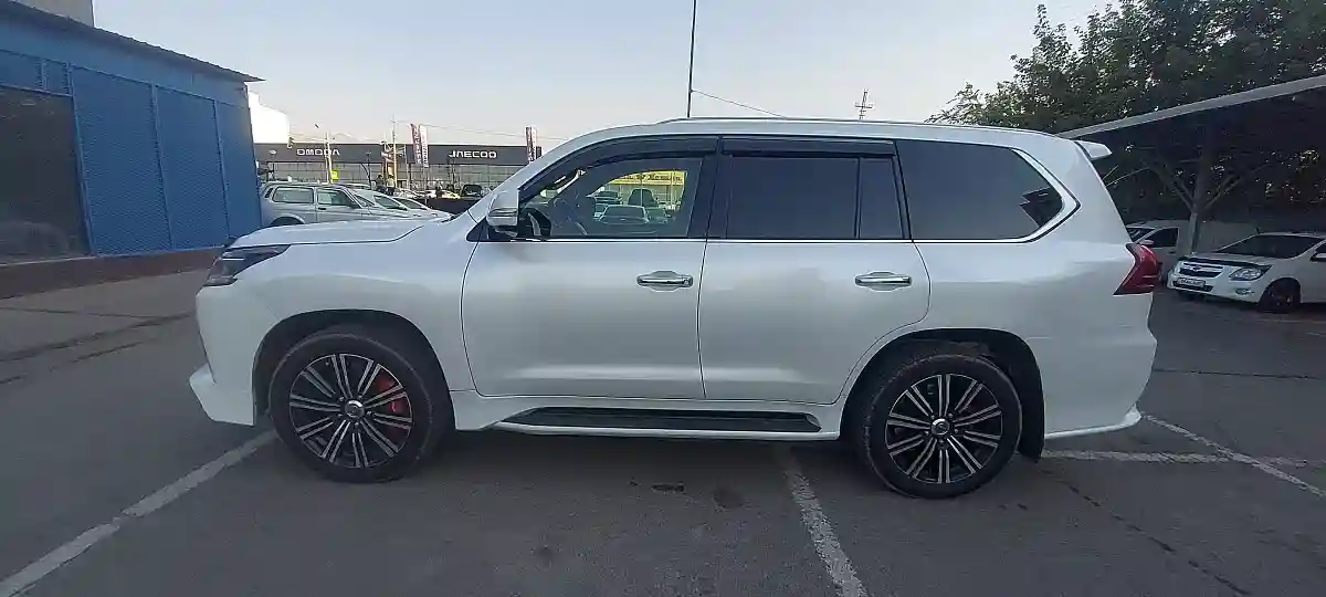 Lexus LX 2018 года за 35 000 000 тг. в Алматы