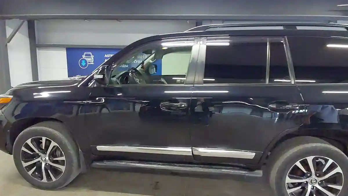Toyota Land Cruiser 2013 года за 20 000 000 тг. в Астана