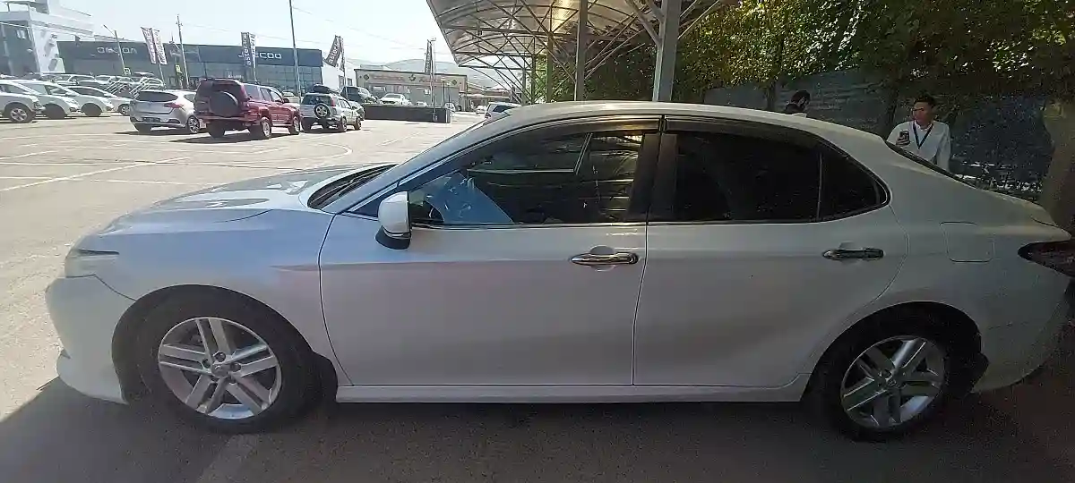 Toyota Camry 2018 года за 9 000 000 тг. в Алматы