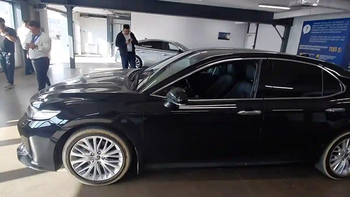 Toyota Camry 2020 года за 15 300 000 тг. в Астана