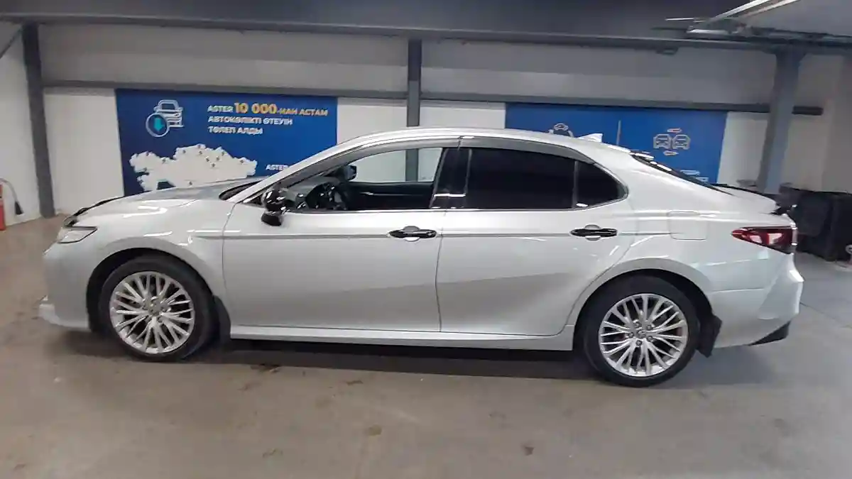 Toyota Camry 2021 года за 15 500 000 тг. в Астана