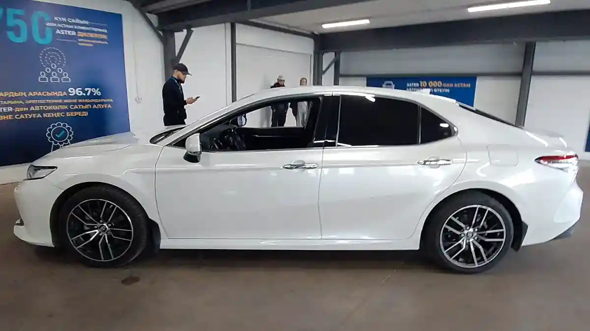 Toyota Camry 2019 года за 13 000 000 тг. в Астана