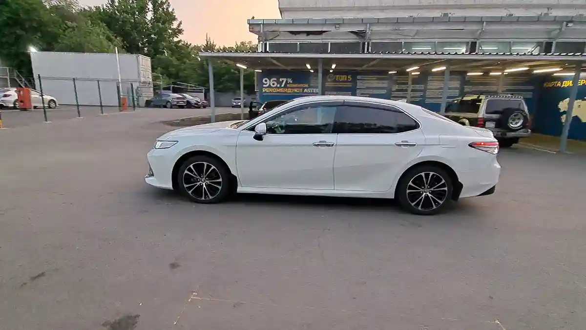 Toyota Camry 2020 года за 19 000 000 тг. в Алматы