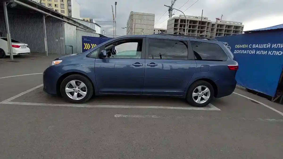 Toyota Sienna 2017 года за 14 700 000 тг. в Алматы