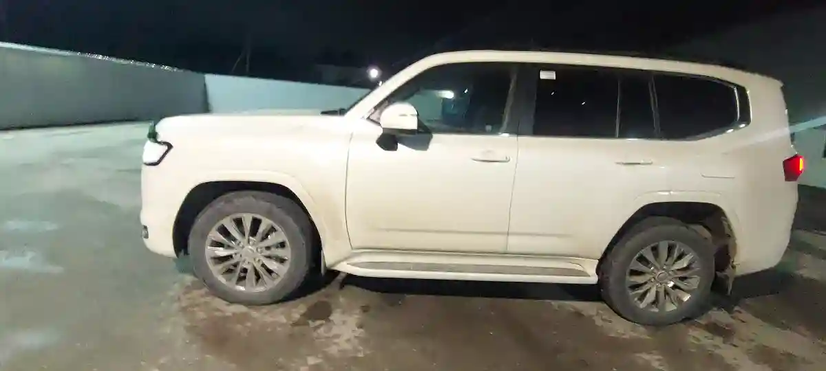 Toyota Land Cruiser 2023 года за 65 000 000 тг. в Шымкент